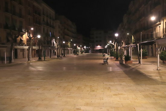 An empty Tarragona street on October 25, shortly after curfew (by Eloi Tost)